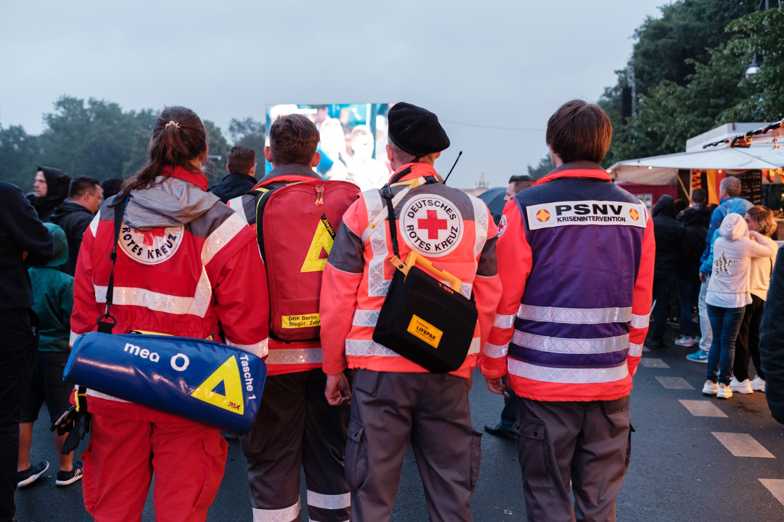 Einsatz von ehrenamtlichen Helfern des DRK-Sanitätsdienstes beim Public Viewing auf der Fanmeile zur Fussball-Weltmeisterschaft 2018 auf der Straße des 17. Juni in Berlin.
- 17.06.2018